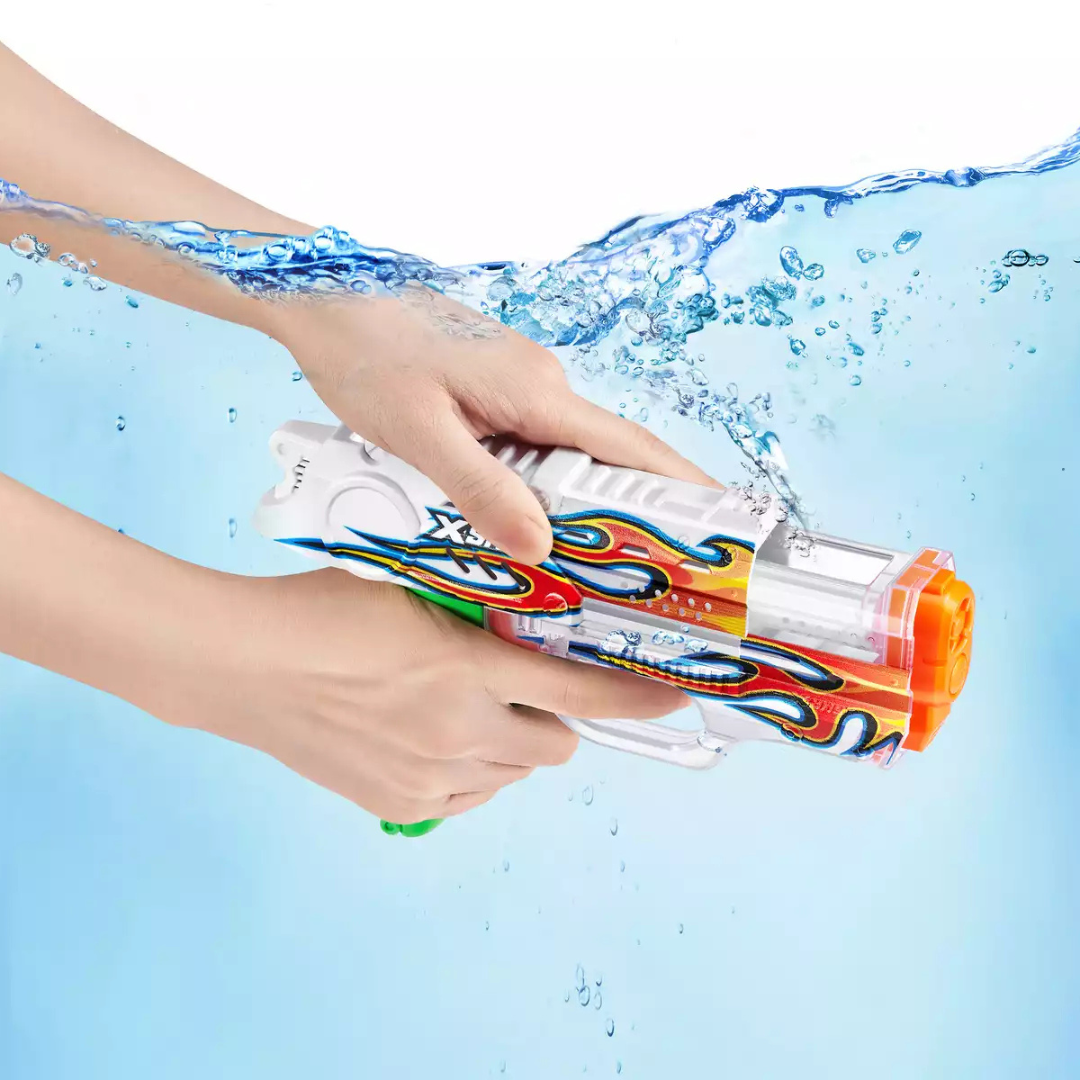 Pistola de água com decoração colorida segurada em água