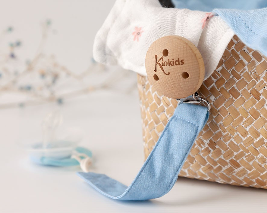 Alça azul claro em cesto de material trançado com presilha de madeira Kiokids