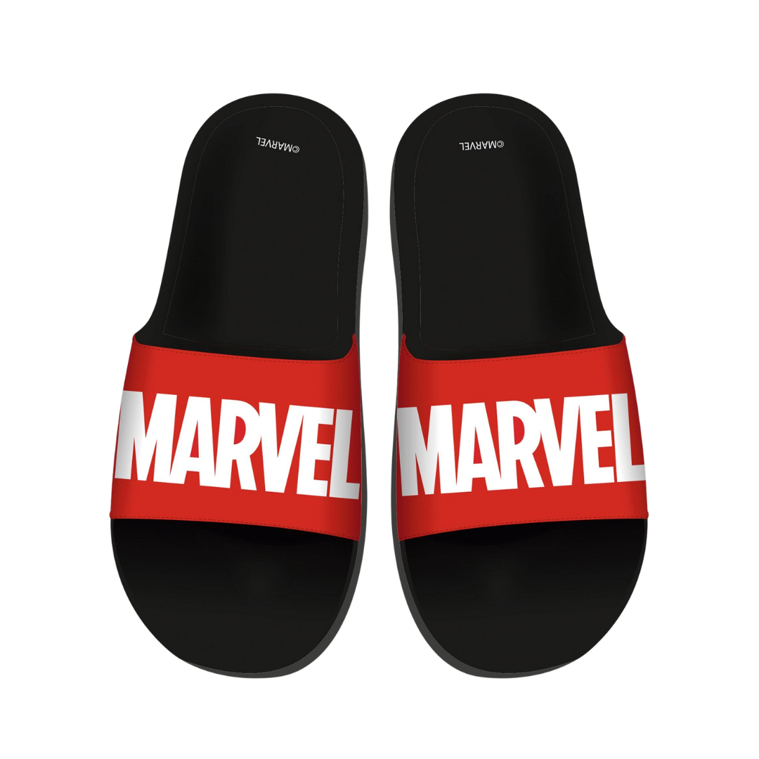 Chinelos slide pretos com tira vermelha e logo MARVEL branco