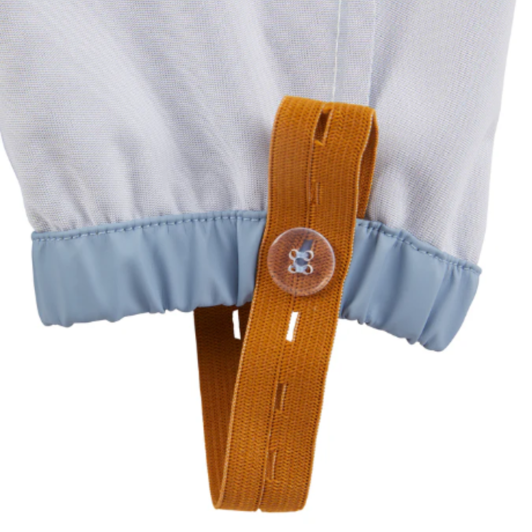 tecido branco com punho azul claro elástico e fita castanha com botão