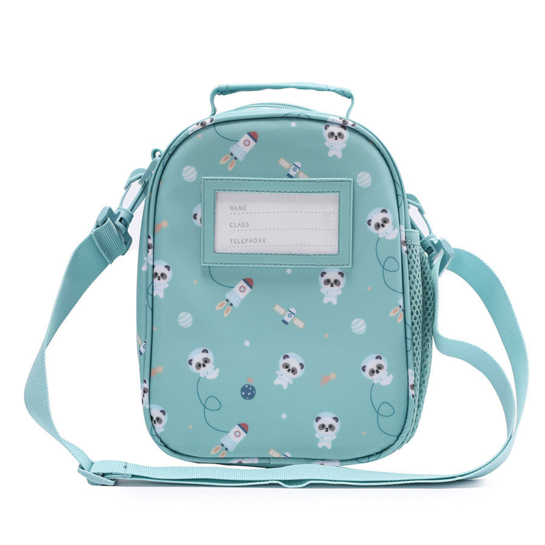 Bolsa térmica infantil azul clara com padrão de astronautas panda e foguetes