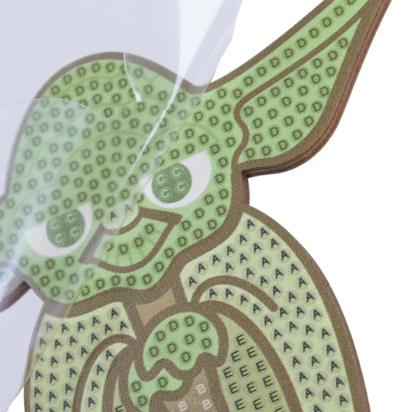 Figura recortada verde e castanha com padrão de letras sobre fundo branco