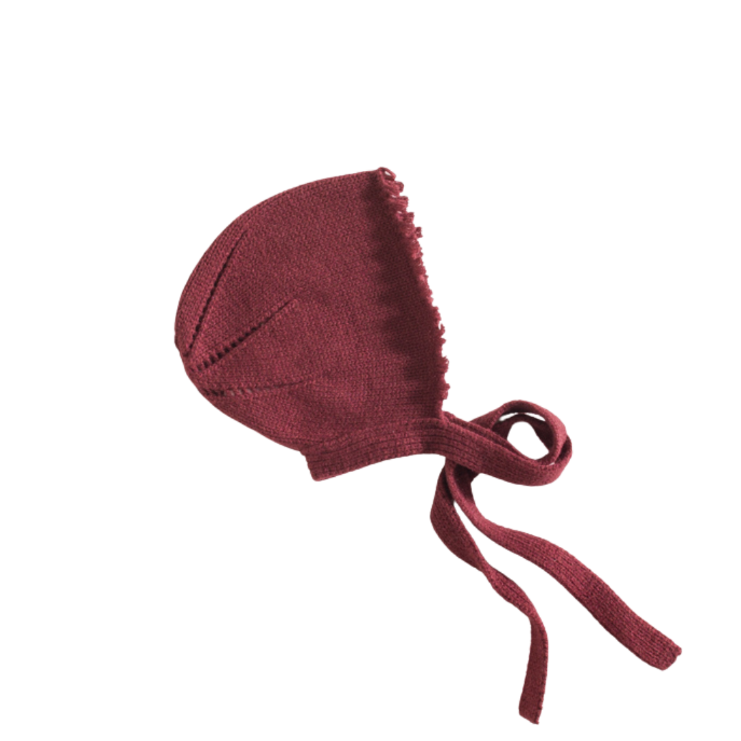 Gorro de tecido castanho avermelhado com fitas para atar