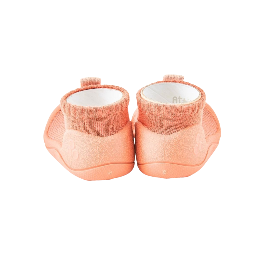 Sapatos de bebé cor de rosa vistos de trás