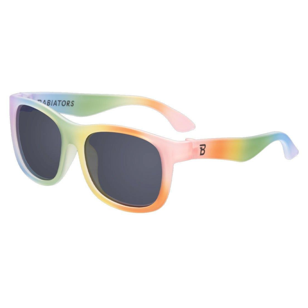 Óculos de sol com armação colorida em degradê e lentes escuras