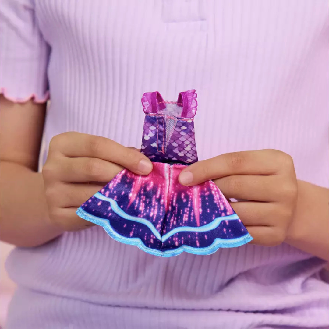 Vestido pequeno colorido para boneca com padrão de escamas e saia rodada