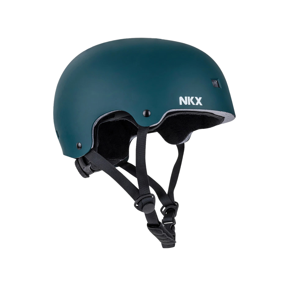 Capacete de proteção verde escuro com correias pretas e texto NKX