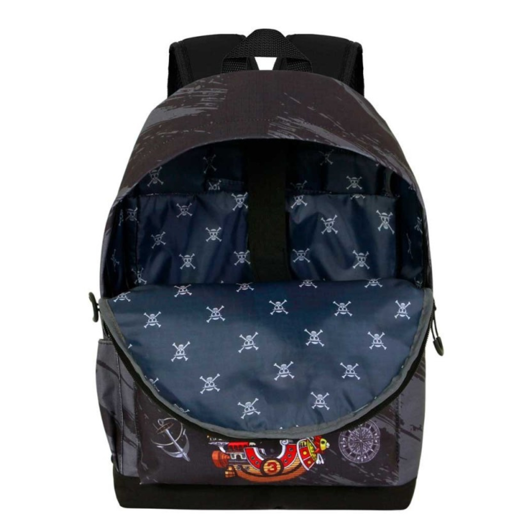 Mochila preta com padrão de caveiras e ilustração de navio pirata
