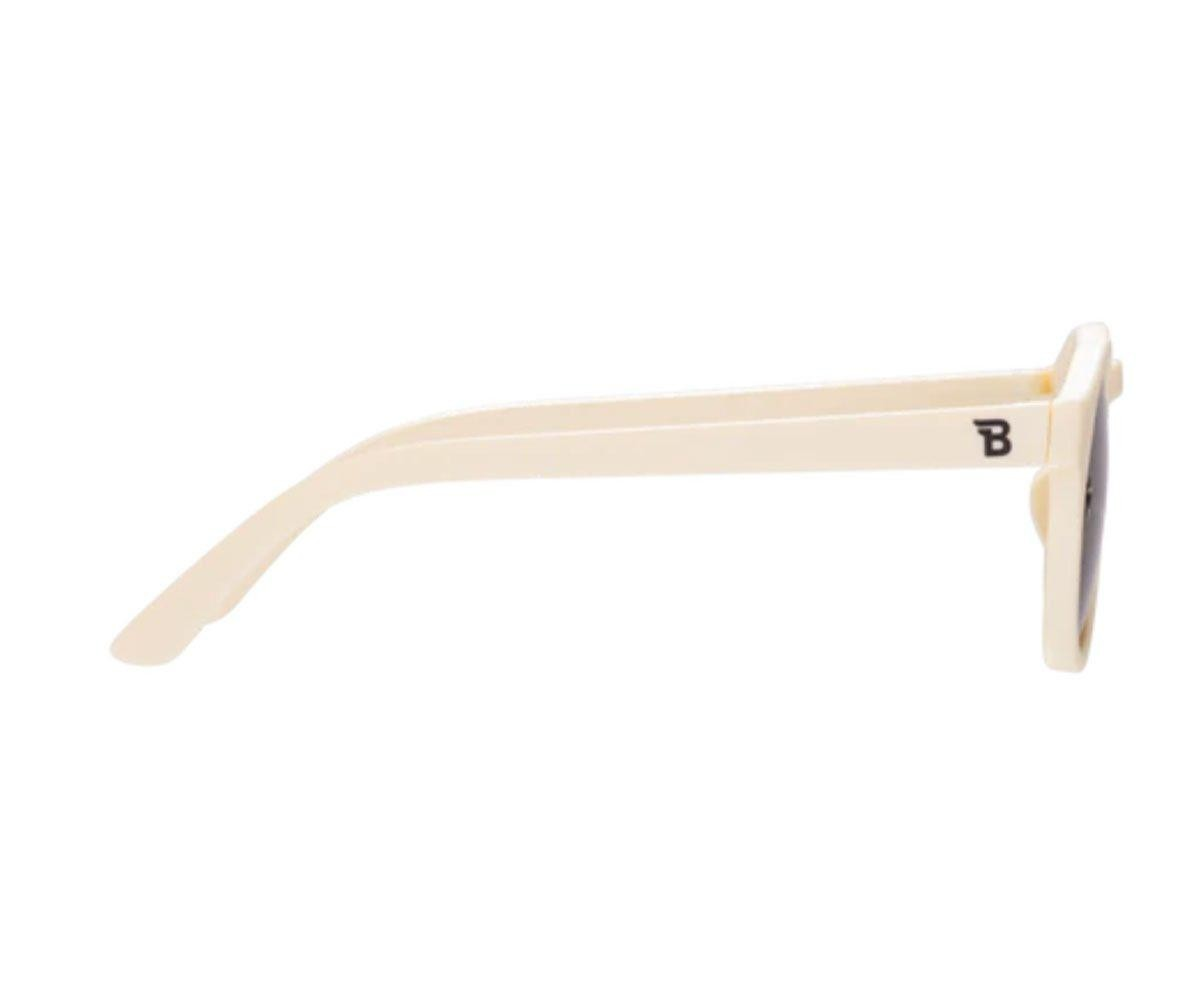 Óculos de sol bege com haste e logo preto em fundo branco