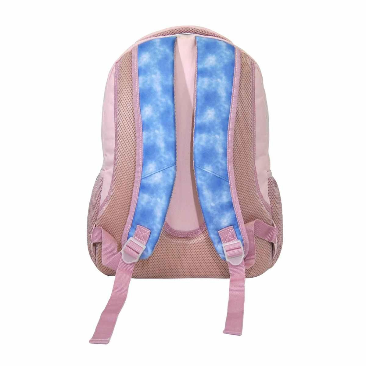 Mochila rosa vista de trás com alças azuis em padrão de nuvem