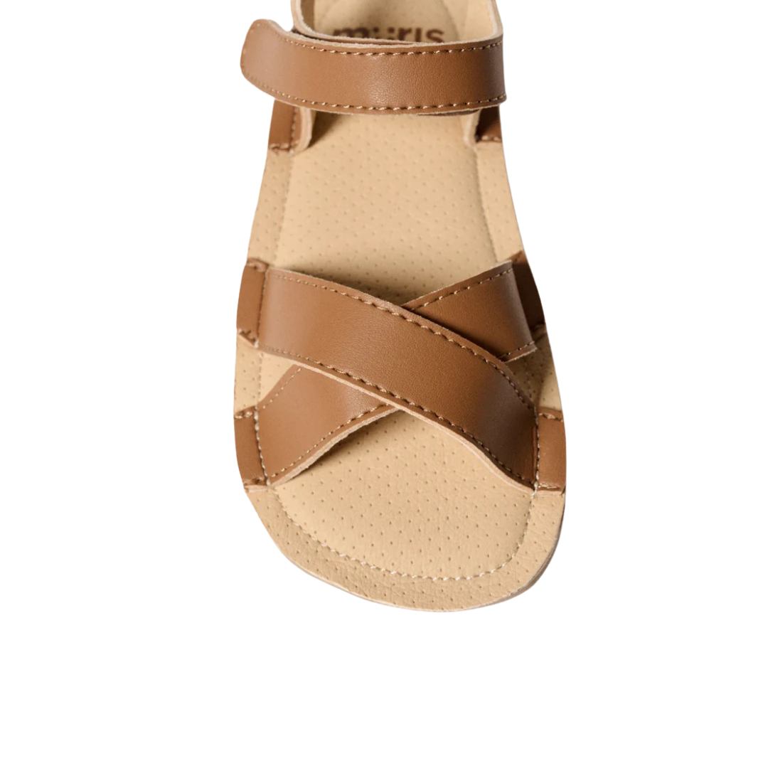 Sandália castanha de pele com tiras cruzadas e sola bege perforada