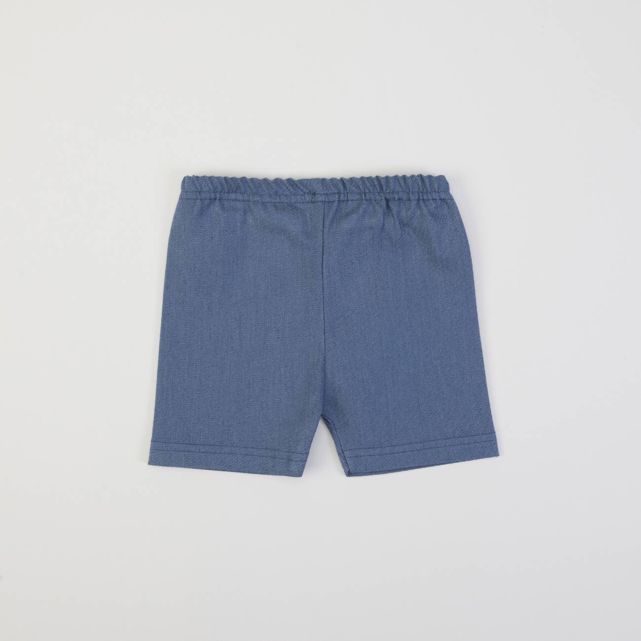 Calções azuis com cós elástico sobre fundo branco