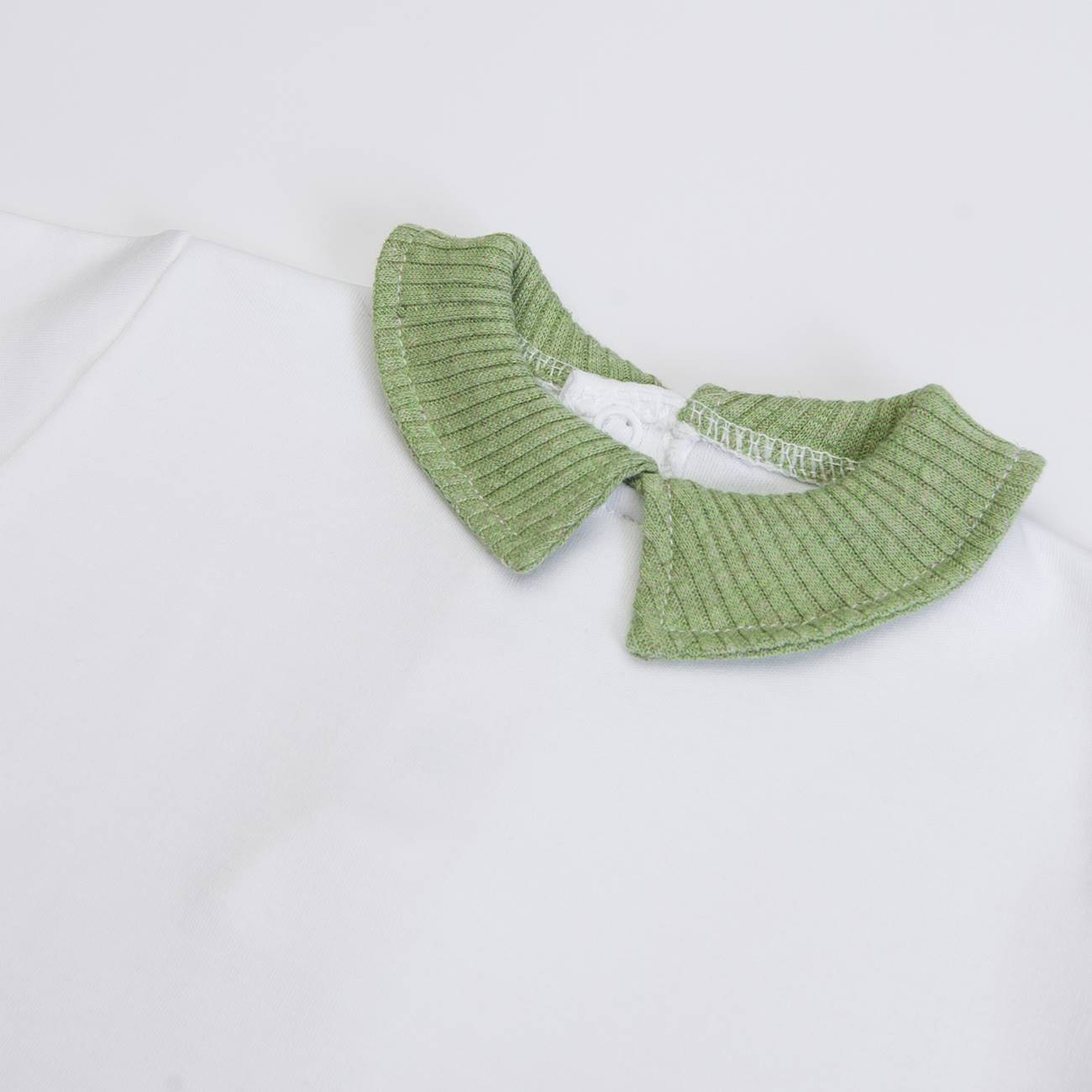 Peça de roupa branca com gola verde canelada
