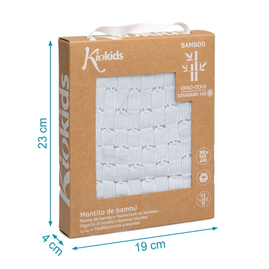 Embalagem de manta de bambu branca da marca Kio Kids com embalagem de cartão castanho e janela mostrando textura da manta.