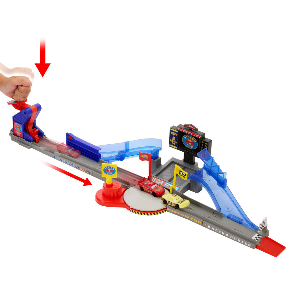 Pista de corrida de brinquedo com carros vermelhos e amarelo e painel PISTON CUP