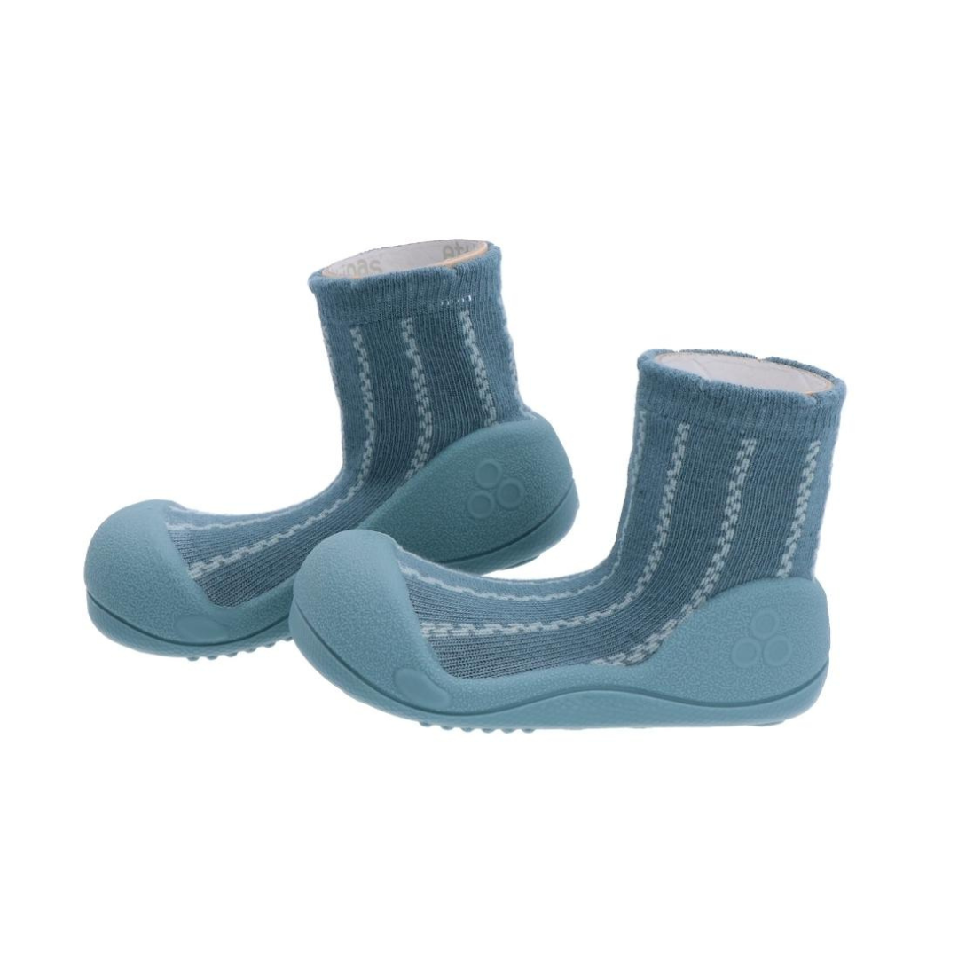 Sapatos meia azuis para bebé com sola em borracha antiderrapante.
