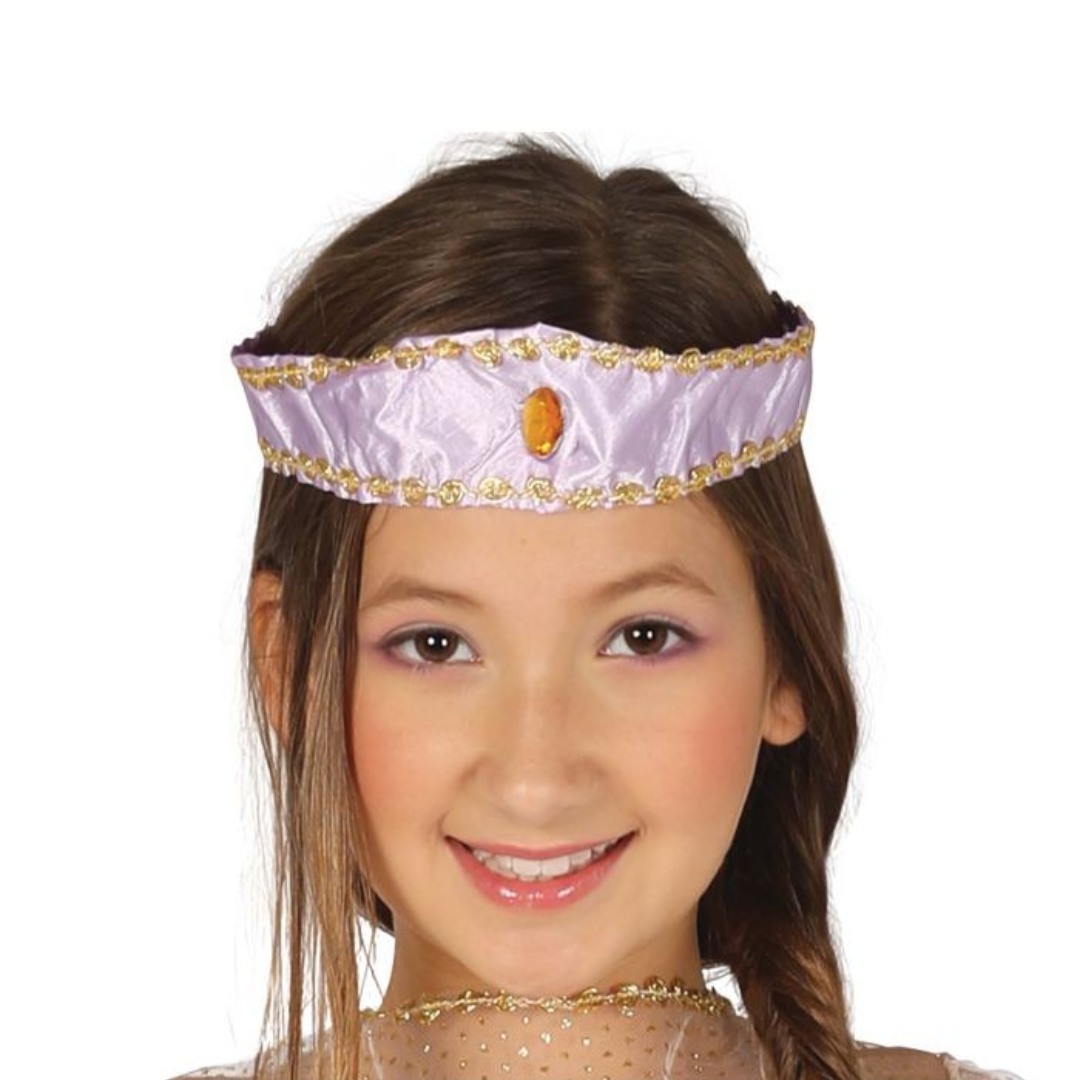 Rapariga a usar coroa lilás com pedra laranja e bordado dourado