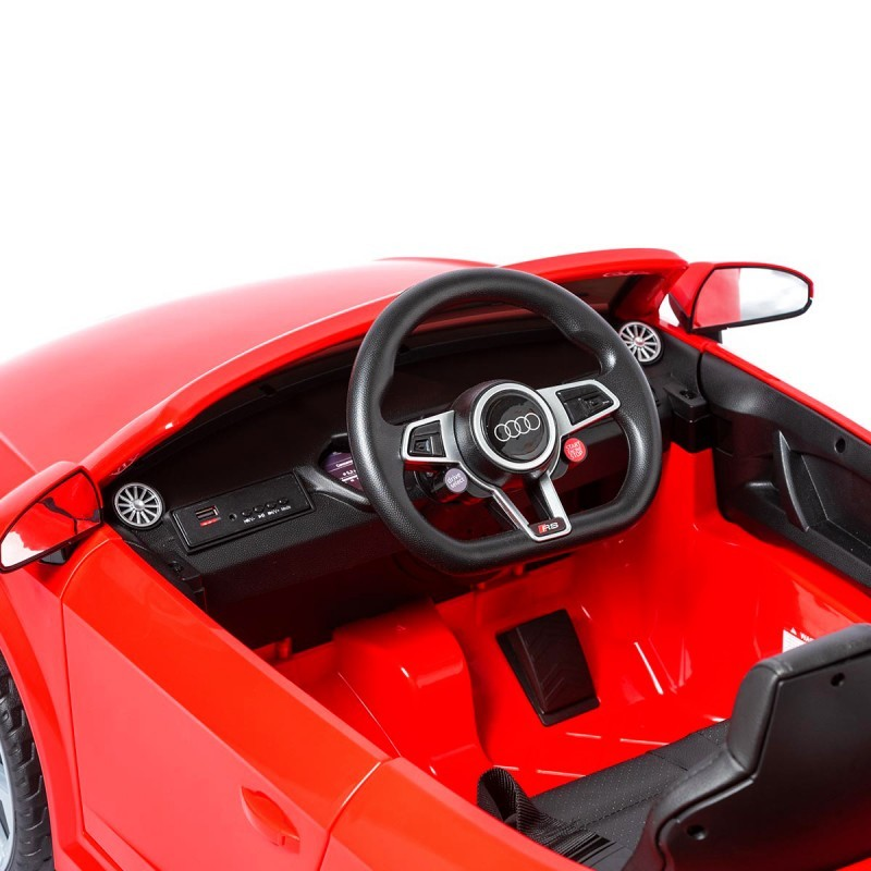 Interior de carro infantil vermelho estilo Audi com volante preto