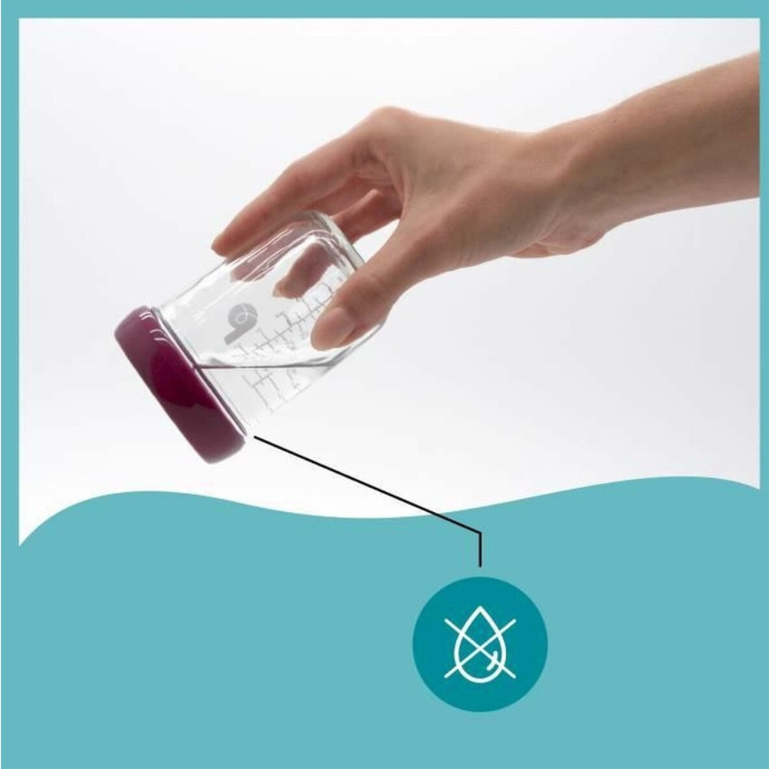 Frasco de vidro com tampa roxa segurado por uma mão