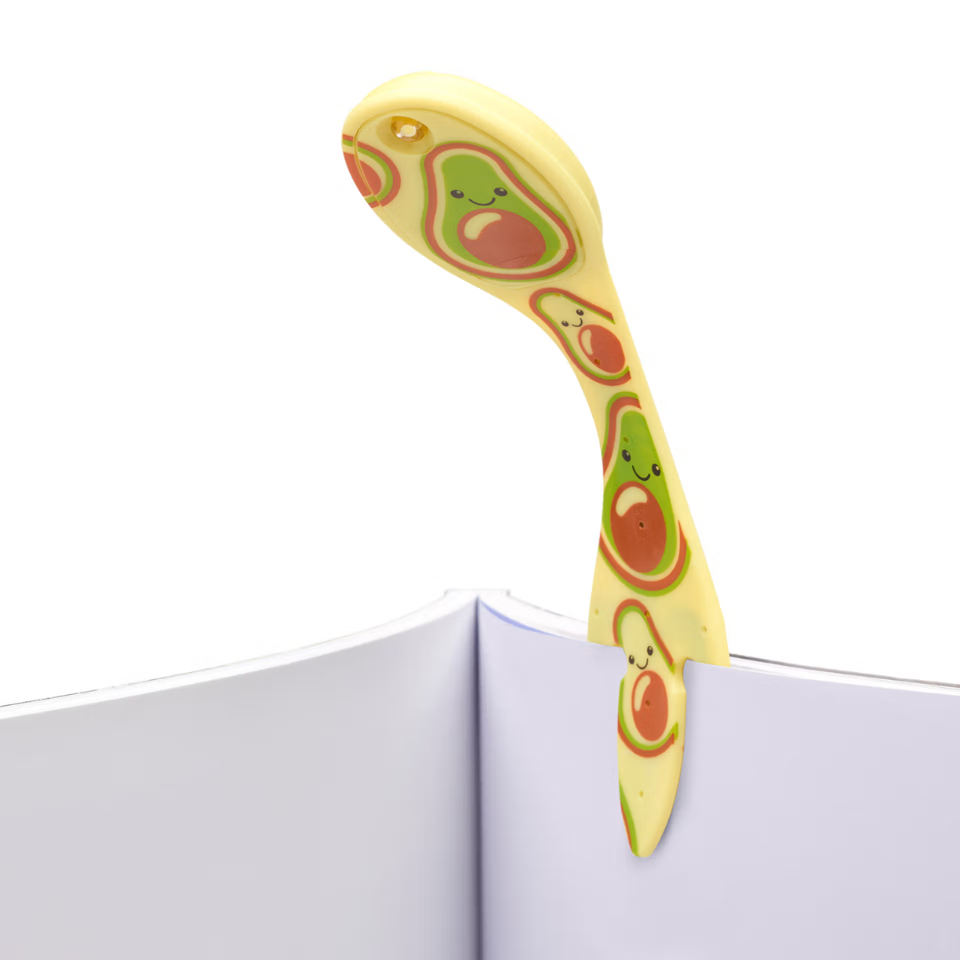 Marcador de páginas creme com abacates sorridentes verdes e castanhos inserido na página de um livro aberto