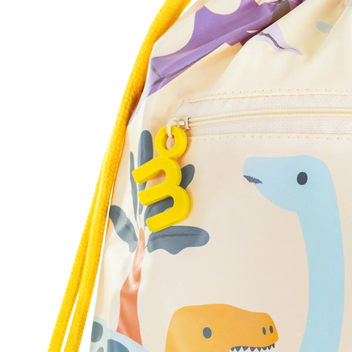 Mochila infantil colorida com padrão de dinossauros e cordões amarelos