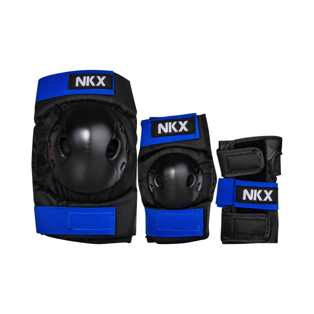 Conjunto de proteções para desporto com joelheira, cotoveleira e proteção para pulso em preto e azul com logo NKX.
