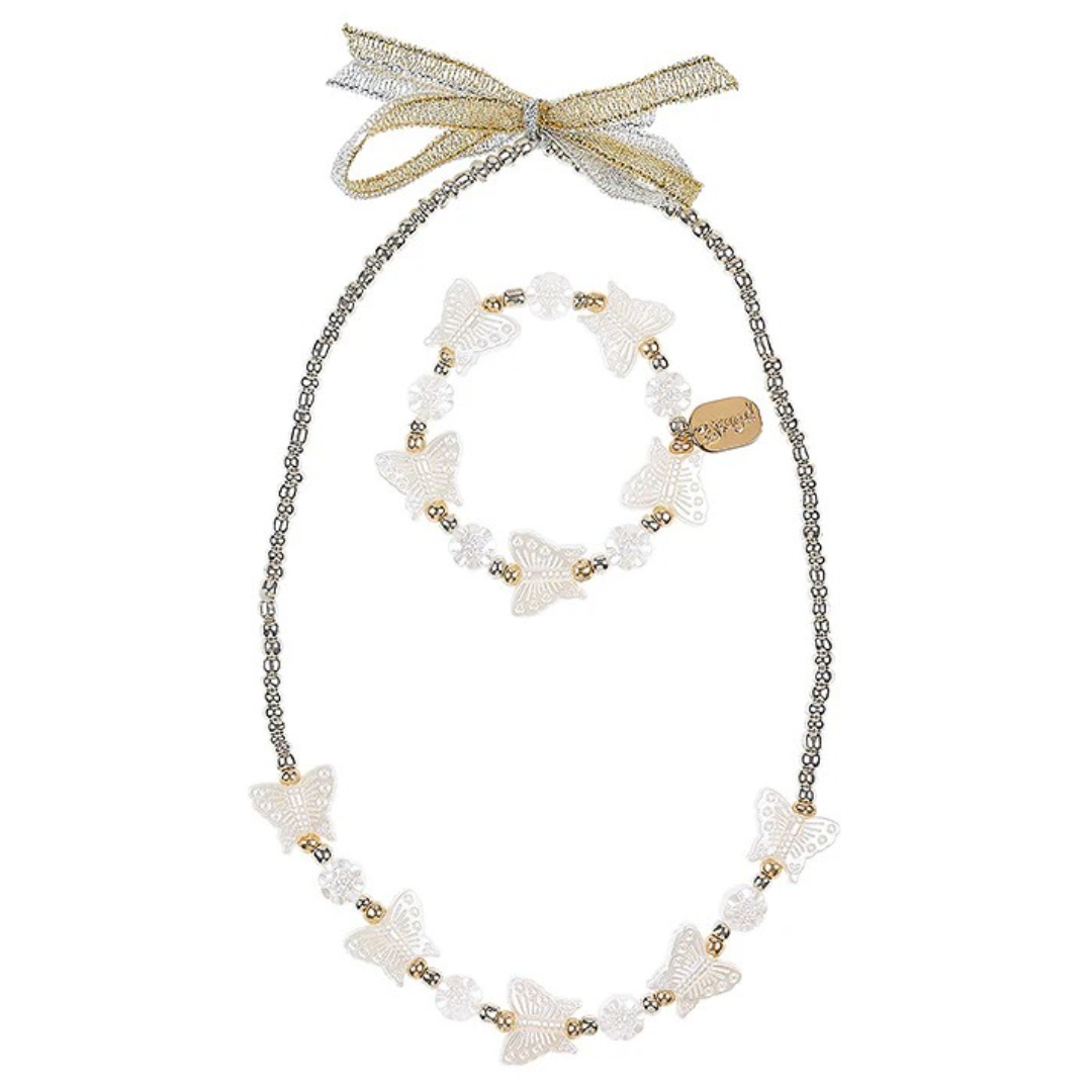 Conjunto de colar e pulseira com borboletas translúcidas e contas em fundo branco