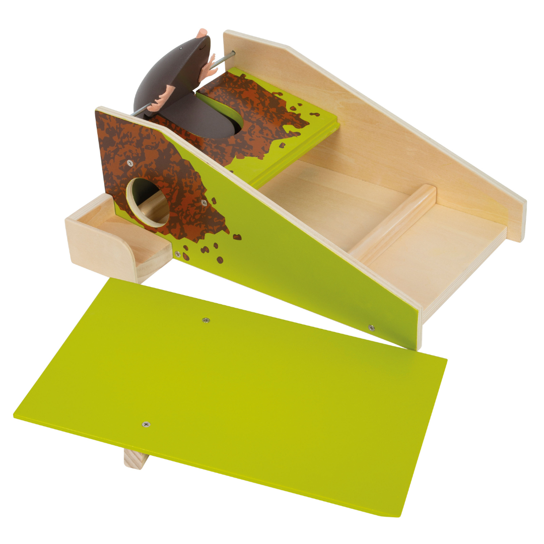 Toca para rato em madeira com tampo verde e rato de plástico cinzento