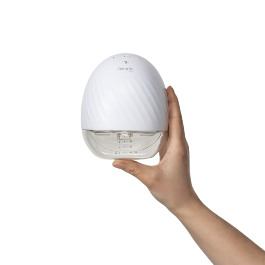 Difusor de aromas branco com reservatório de vidro segurado por uma mão