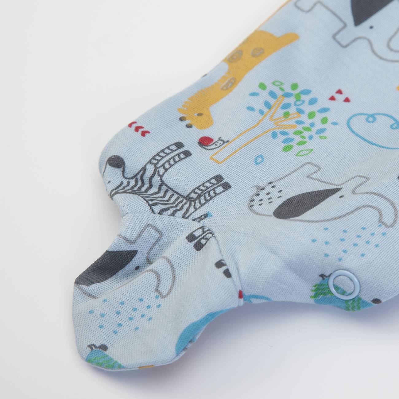 Tecido azul claro com padrão infantil de animais coloridos