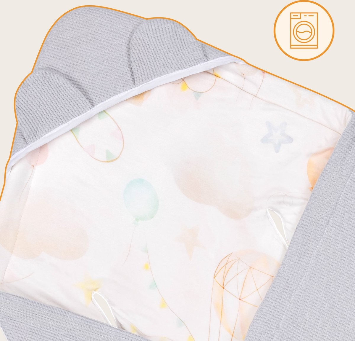 Capa de bebé cinzenta com interior estampado colorido e ícone de lavagem à máquina