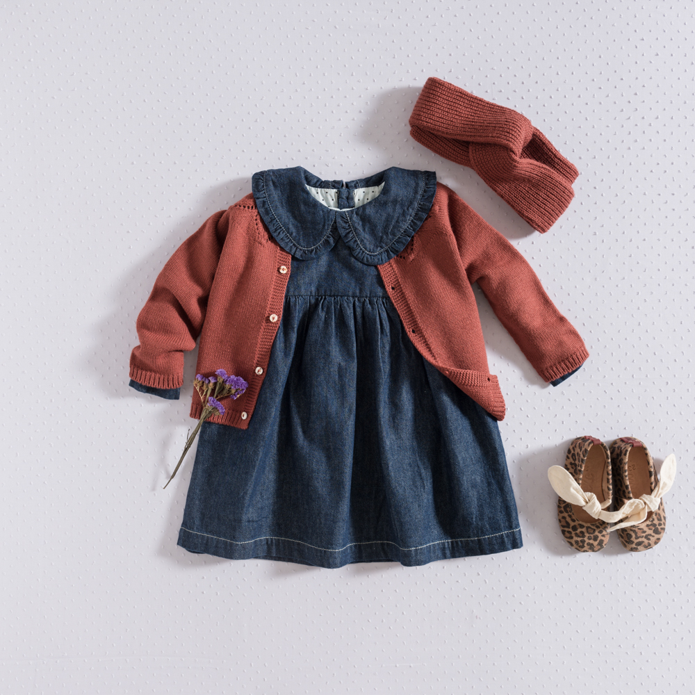 Conjunto infantil com vestido jeans azul, cardigan vermelho, faixa de cabelo vermelha e sapatinhos animal print