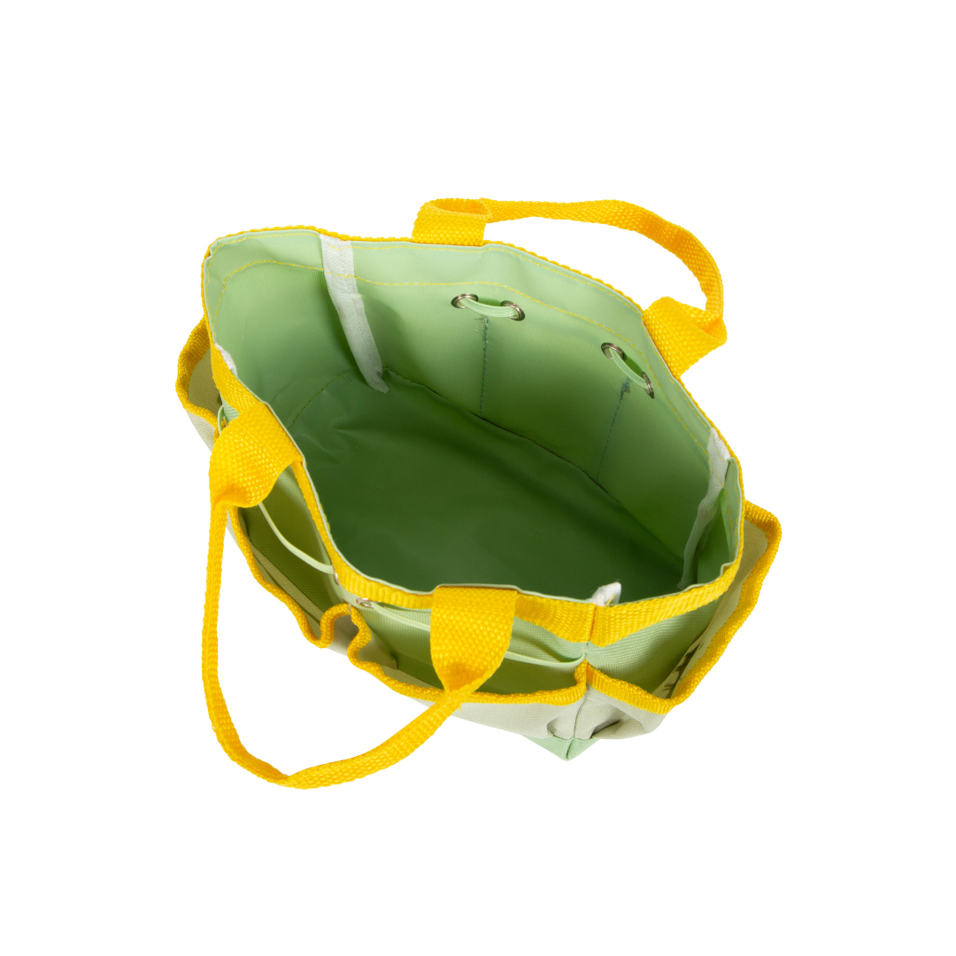 Bolsa verde claro com alças amarelas em fundo branco