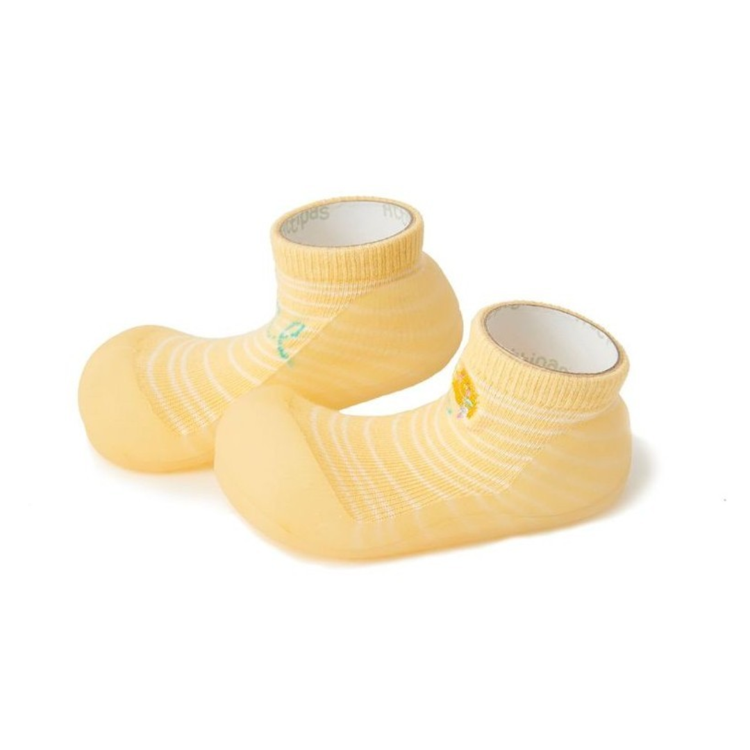 Par de meias amarelas para bebé com riscas brancas e detalhes coloridos em fundo branco