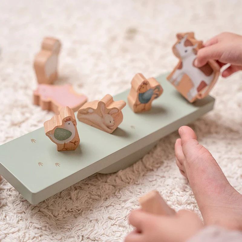 Brinquedo de equilíbrio em madeira com figuras de animais coloridos