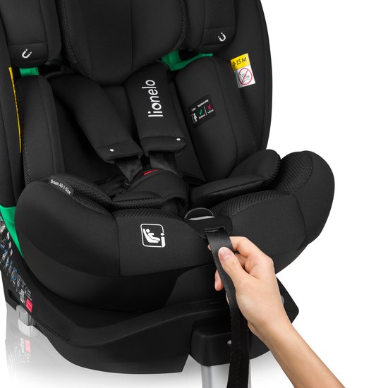 Cadeirinha de bebé preta com cintos ajustáveis e texto lionelo