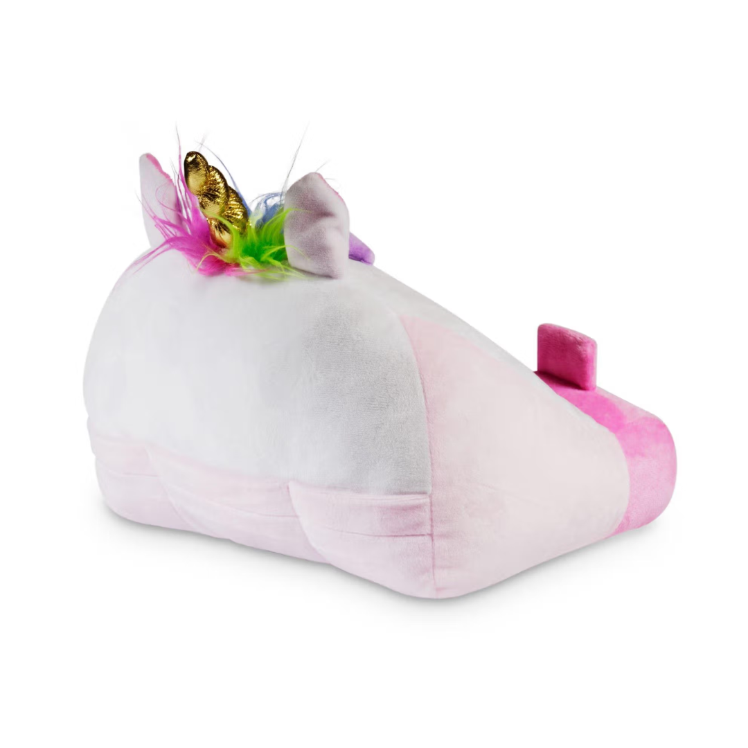 Pantufa de peluche em forma de unicórnio com chifre dourado e penas coloridas
