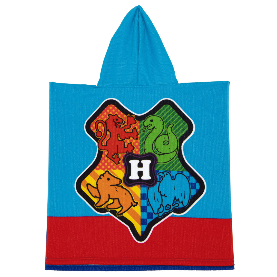 Poncho azul com capuz e padrão colorido central com letra H e animais