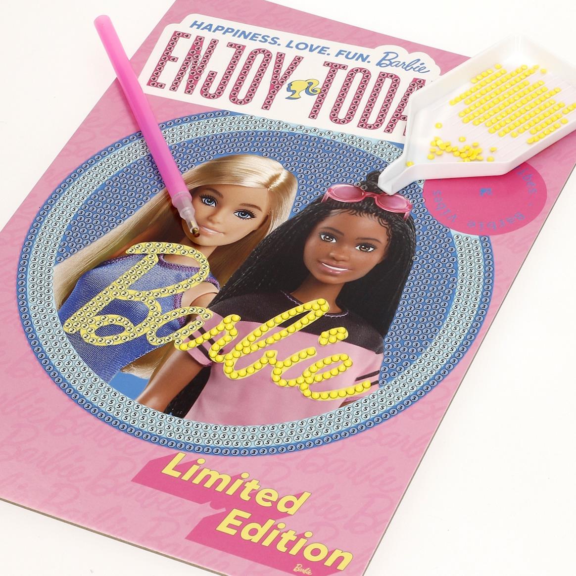 Conjunto de passatempo Barbie para pintar com diamantes, embalagem rosa com duas bonecas e texto