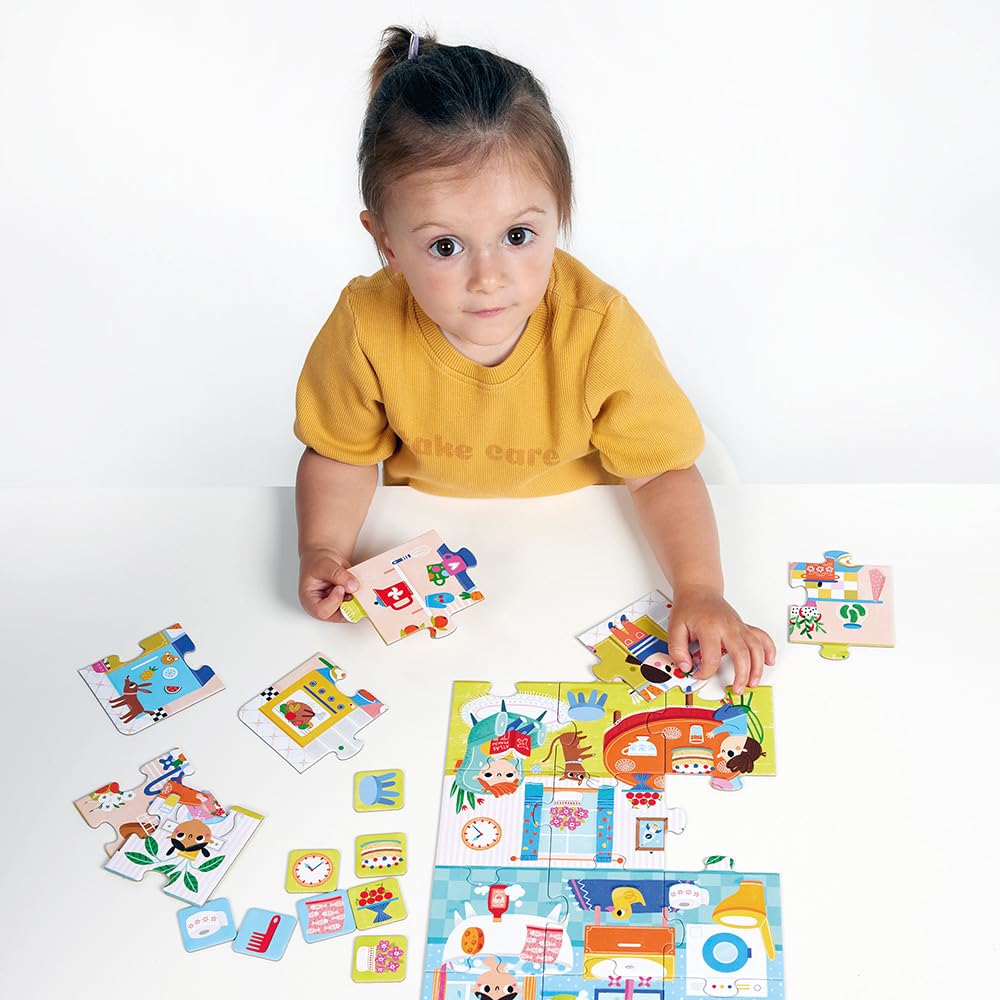 Menina pequena de camisola amarela a montar puzzle colorido sobre mesa branca