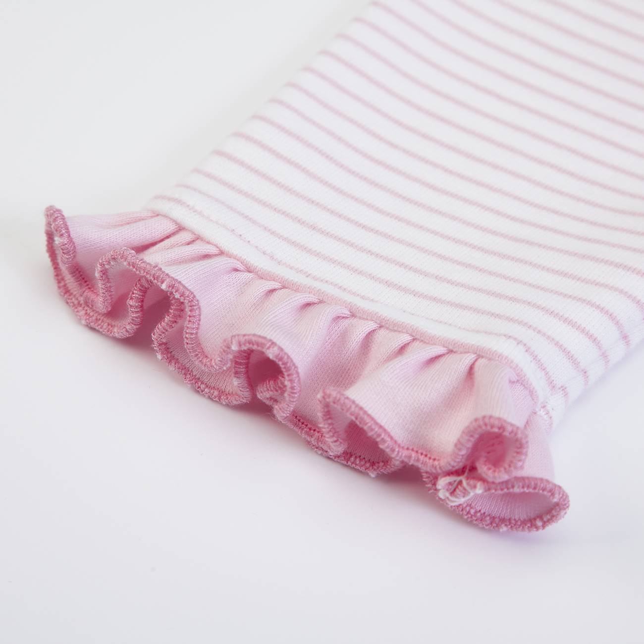 Manga de roupa branca com riscas rosa e folho rosa