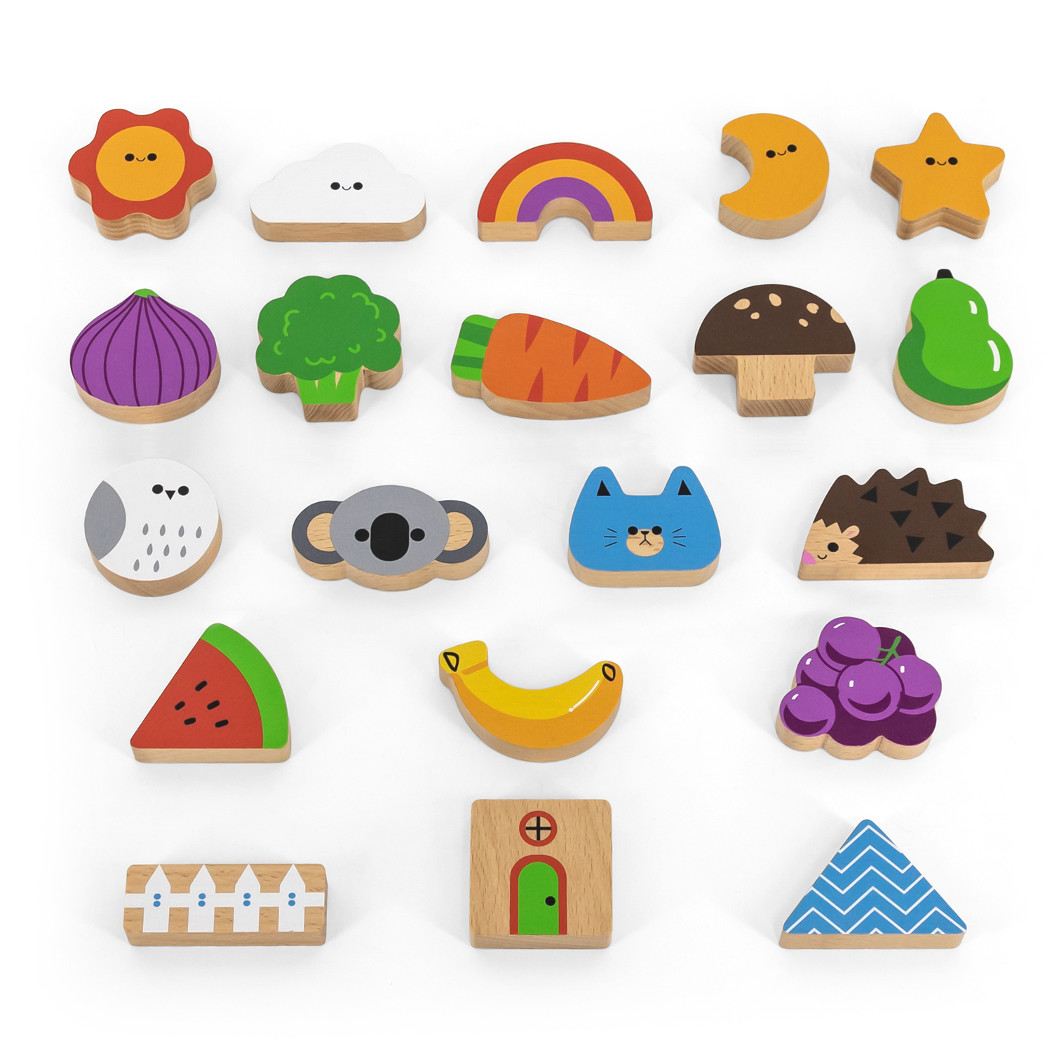 Peças de madeira coloridas em formas variadas de animais, frutas, vegetais e objetos decorativos.