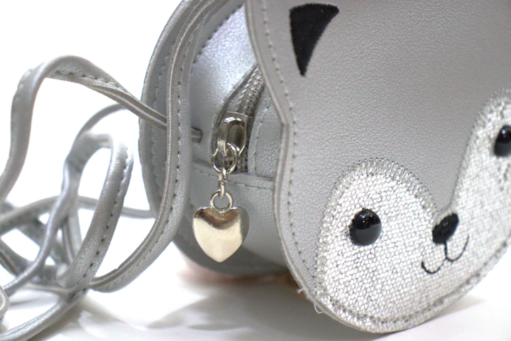 Mala pequena cinza claro em forma de rosto de animal com fecho de correr e pendente em forma de coração dourado