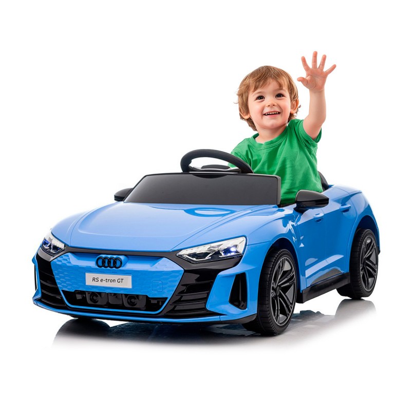 Carrinho elétrico de criança azul Audi RS e-tron GT com menino a acenar