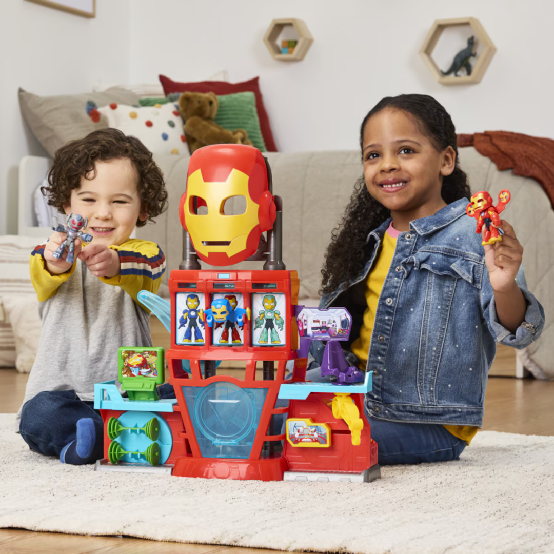 Crianças a brincar com brinquedo playset Homem de Ferro vermelho, amarelo e azul com figuras de ação.