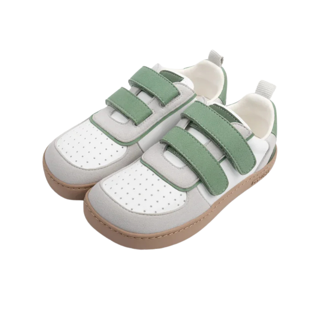 sapatilhas infantis brancas com detalhes cinza claro e verdes e sola castanha