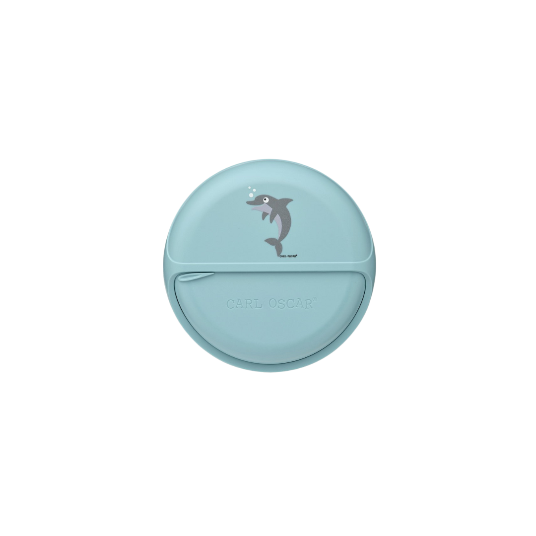 Prato azul claro de silicone com desenho de golfinho e texto CARL OSCAR.