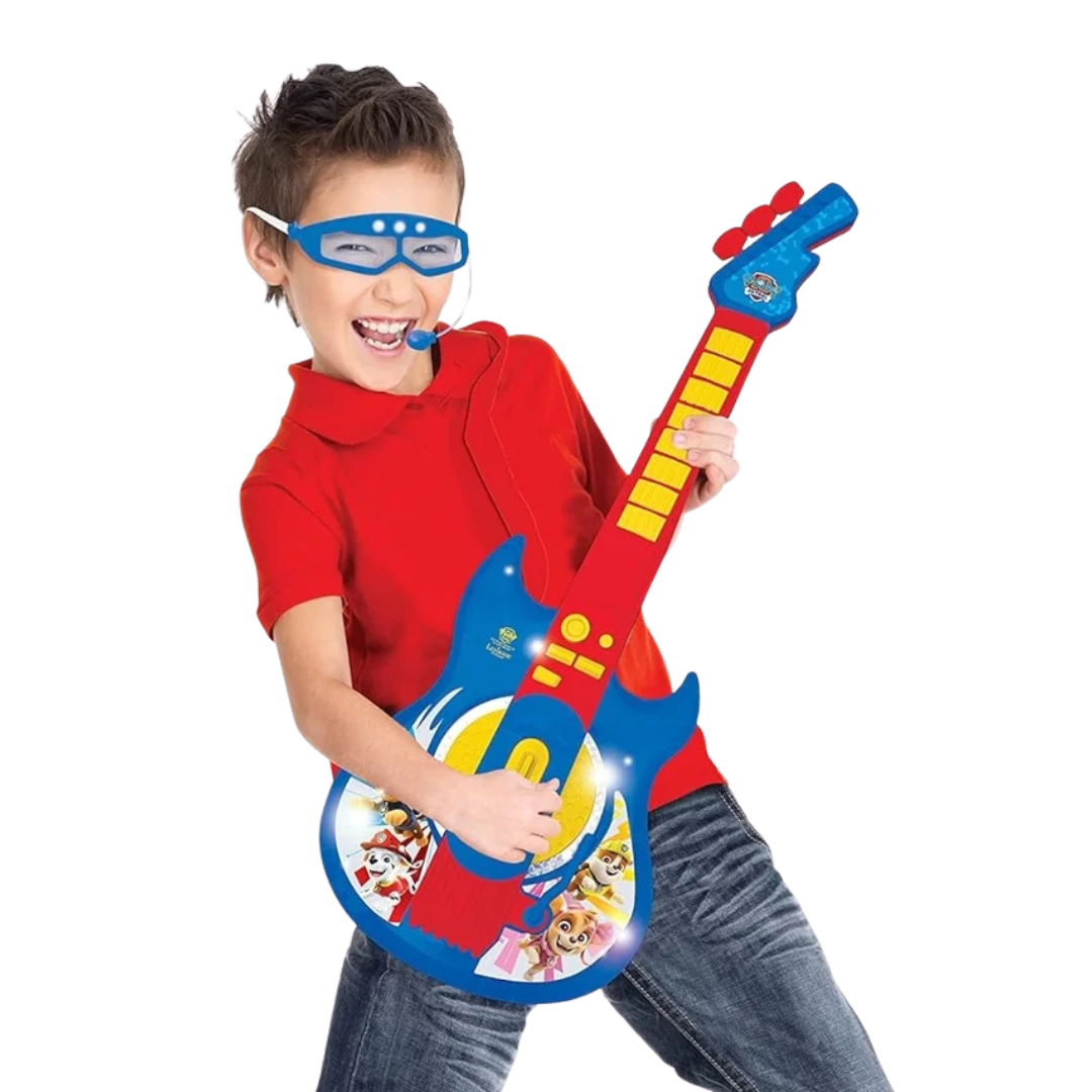 Menino com guitarra de brinquedo da Patrulha Pata e acessórios azuis