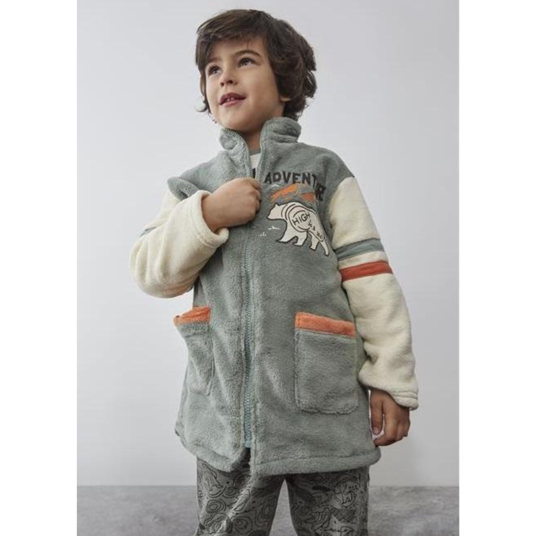 Criança com casaco felpudo verde com mangas creme e bolso laranja