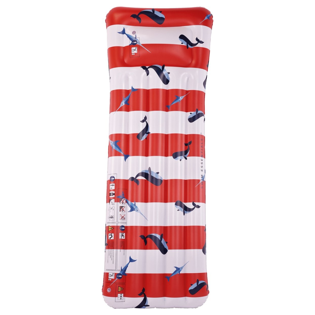 Colchão insuflável com riscas vermelhas e brancas e golfinhos azuis e pretos